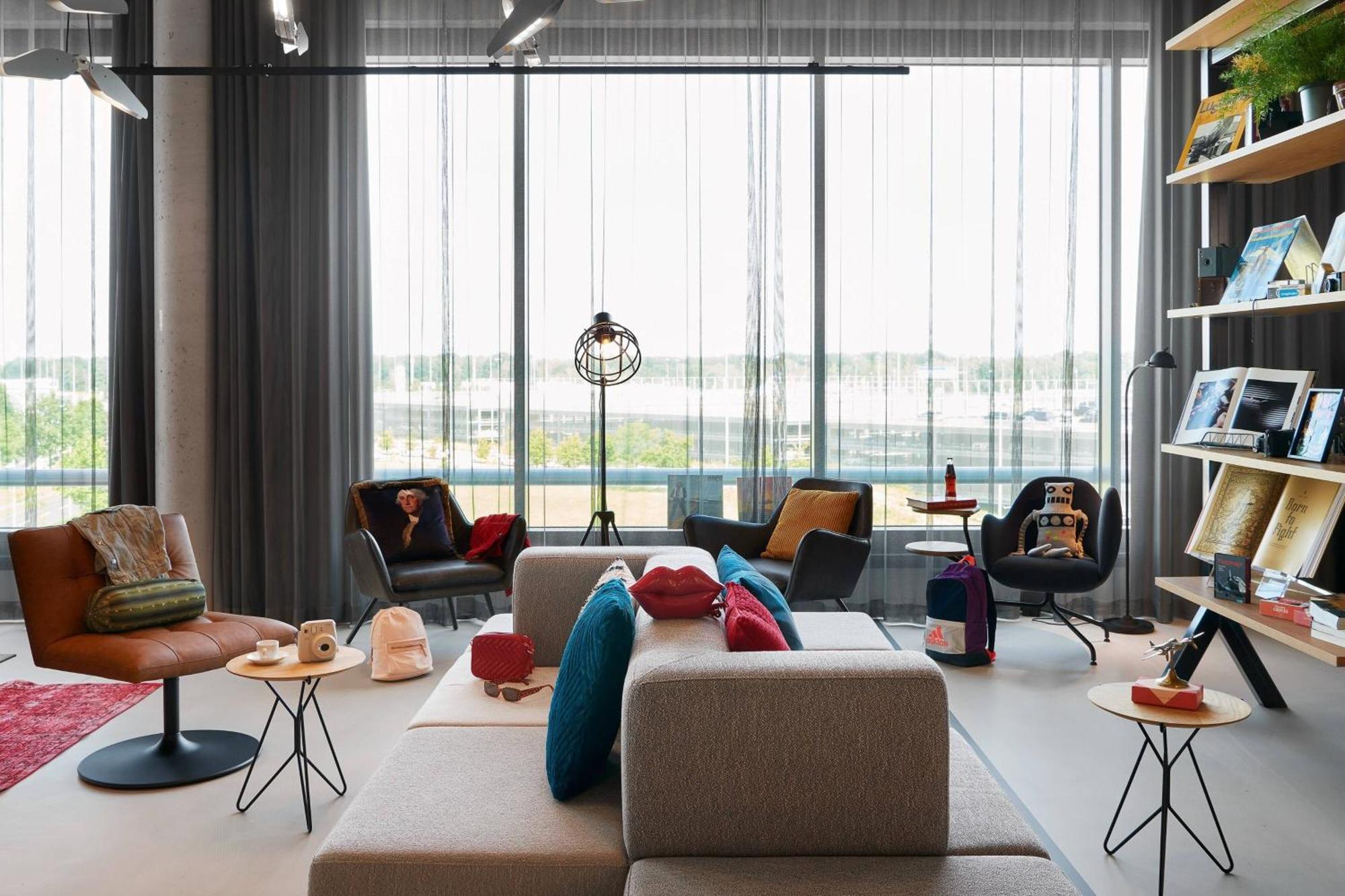 Отель Moxy Cologne Bonn Airport Экстерьер фото